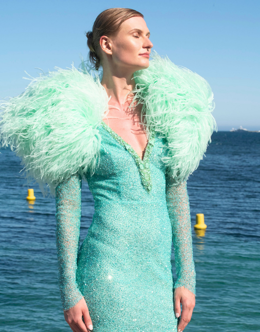 Robe verte à plumes et paillettes